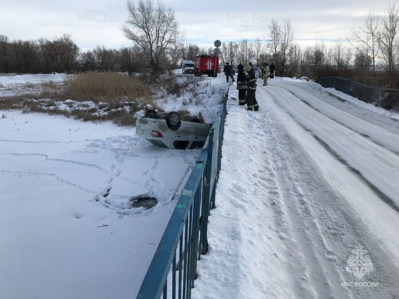 В Орске Рено кувыркнулся с моста в речку | Новости Оренбурга