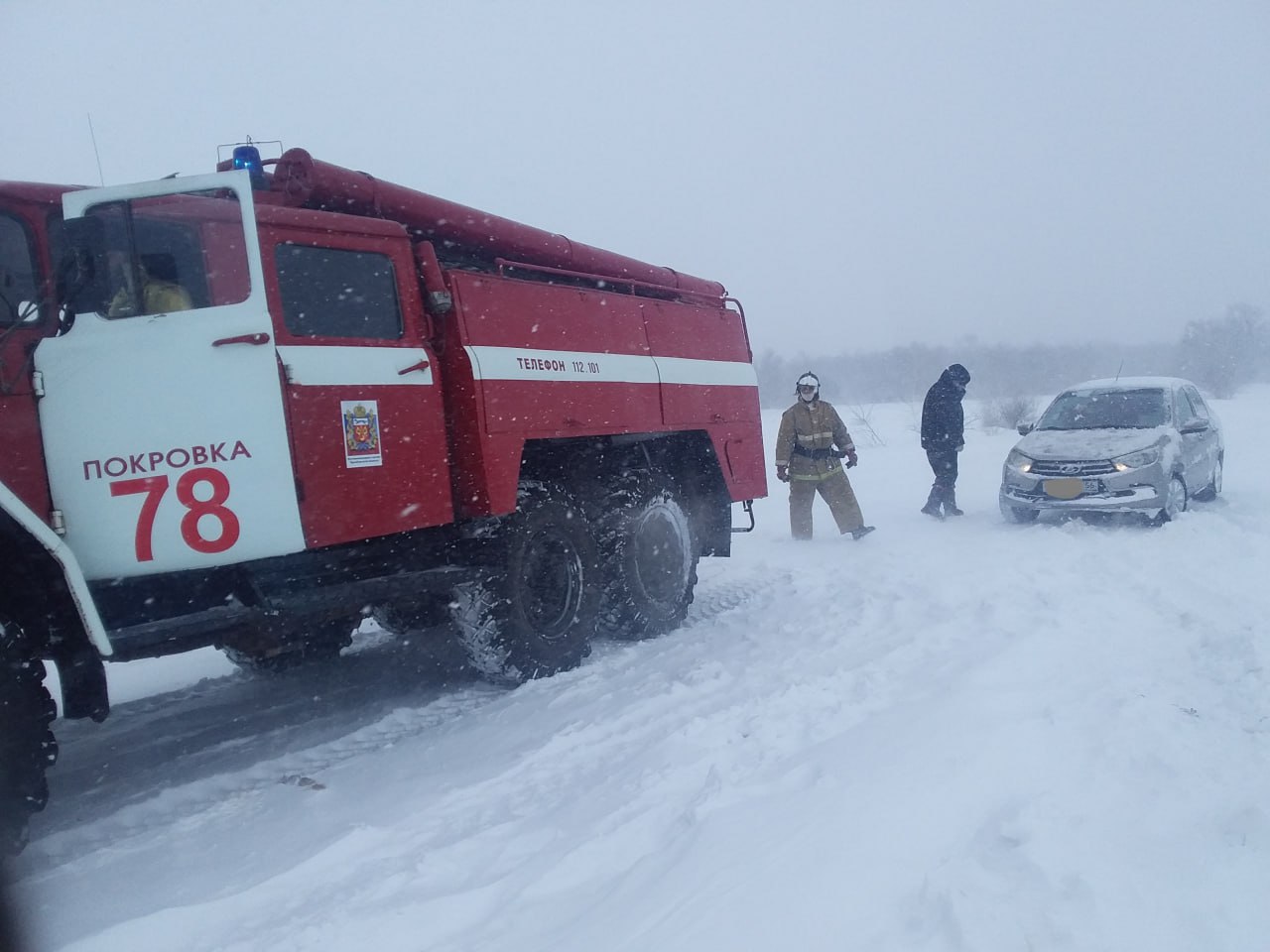 В Оренбургской области сразу несколько автолюбителей спасали из снежного  плена | Новости Оренбурга