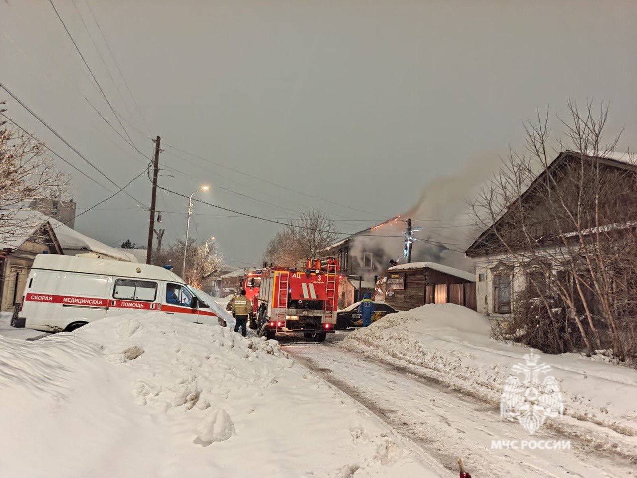 дом участок на улице. благоустройство перед домом. дом участок на улице. дом участок на улице. плитка ландшафт.