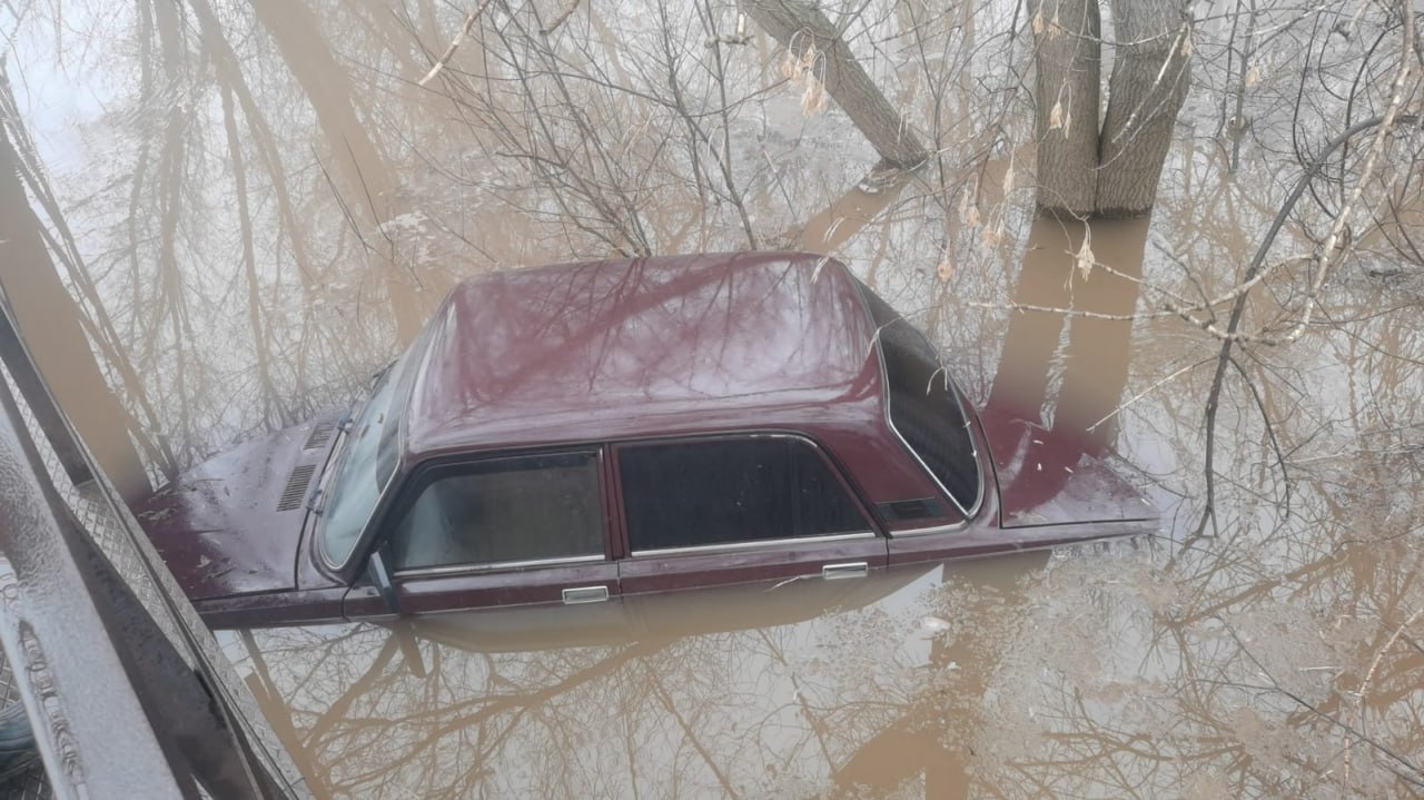 Под Оренбургом угнанный автомобиль нашли в затопленном талыми водами овраге  | Новости Оренбурга