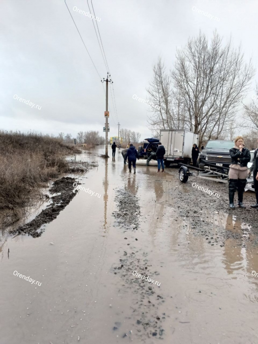 Жители Дубового плёса борются с последствиями сильного наводнения | Новости  Оренбурга