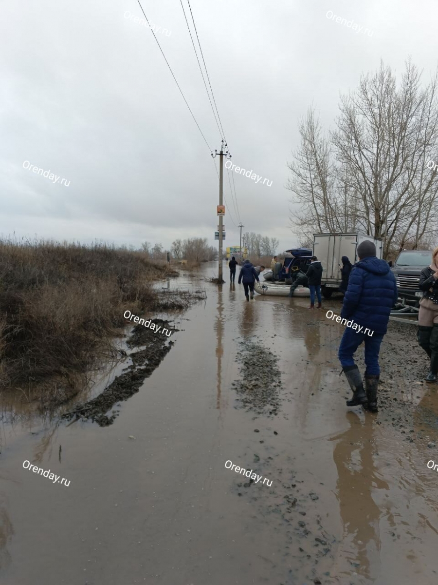 Жители Дубового плёса борются с последствиями сильного наводнения | Новости  Оренбурга