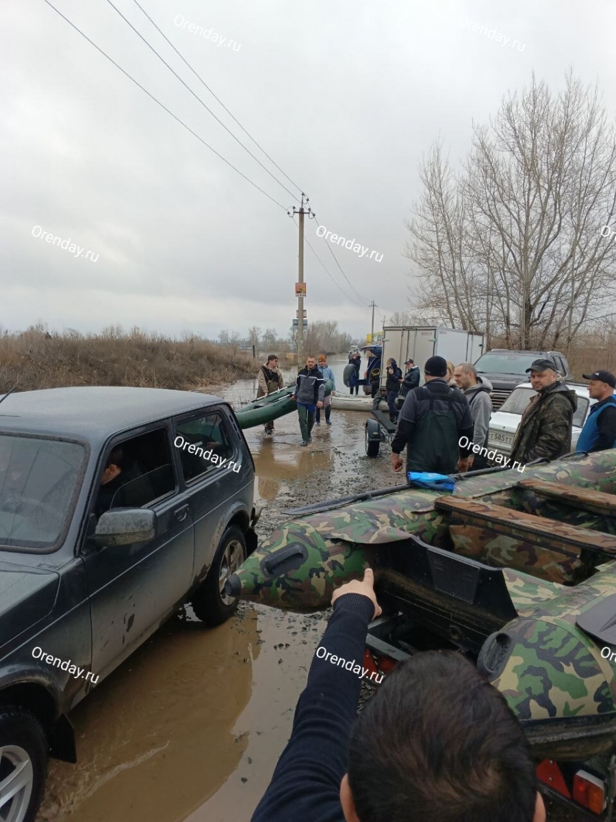 Жители Дубового плёса борются с последствиями сильного наводнения | Новости  Оренбурга