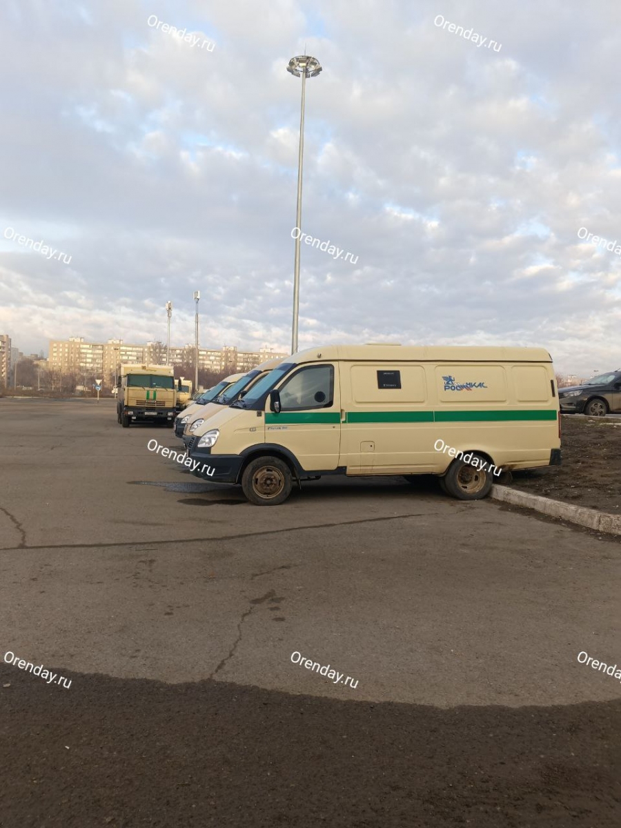 Инкассаторские автомобили заполонили парковку возле «Леруа Мерлен» в  Оренбурге | Новости Оренбурга