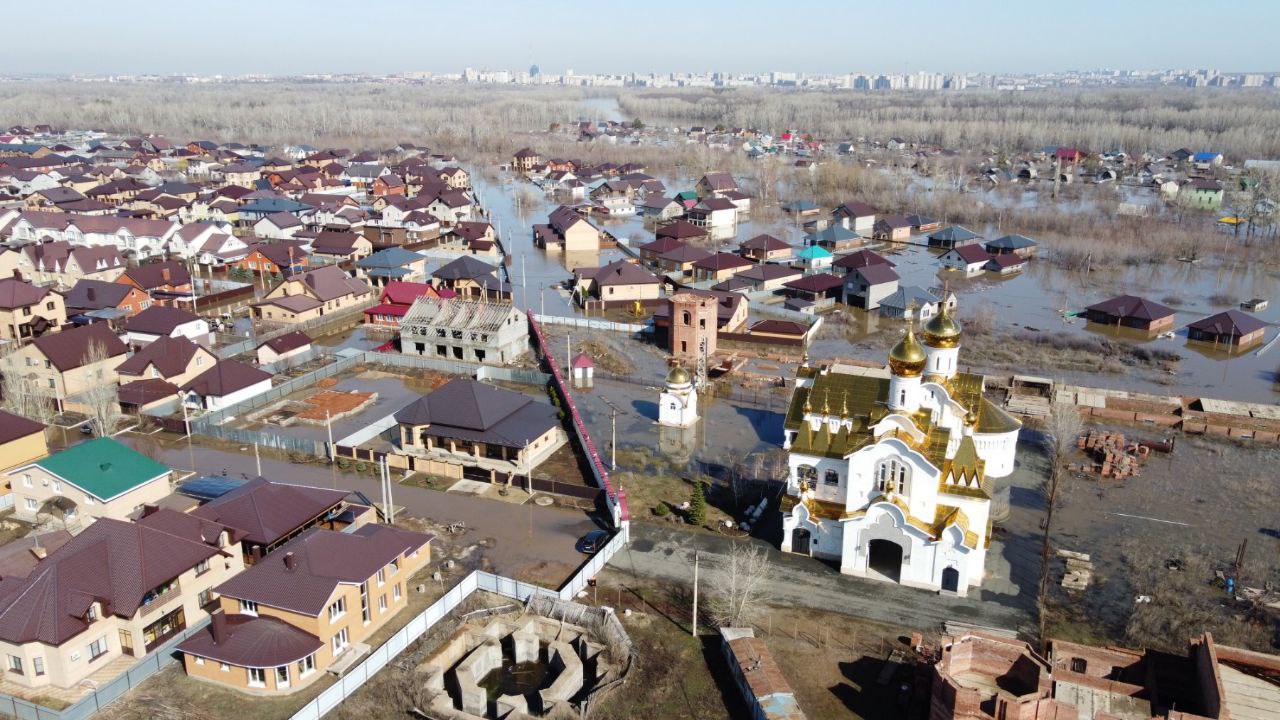 Большая вода в поселке Весеннем не щадит ни жилые дома, ни Обитель  милосердия | Новости Оренбурга