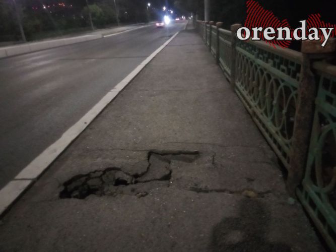 Тротуар на мосту на улице Терешковой снова весь в провалах