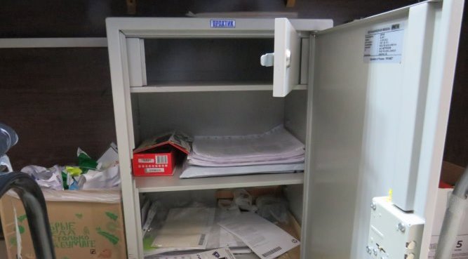Мебельный магазин лишился полмиллиона рублей из-за оставленных на сейфе ключей 