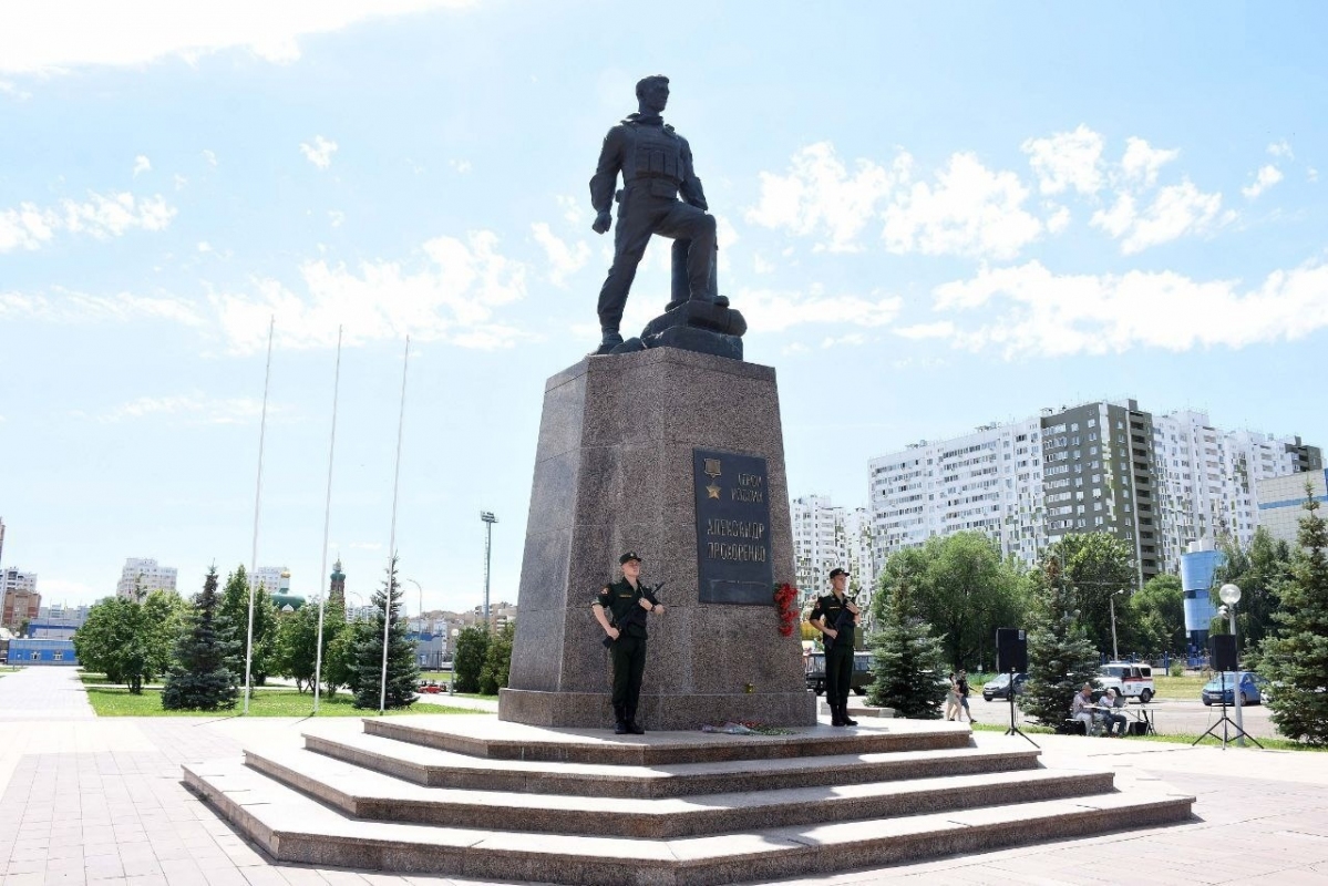 34 года исполнилось бы Александру Прохоренко: оренбуржцы почтили память погибшего военного 