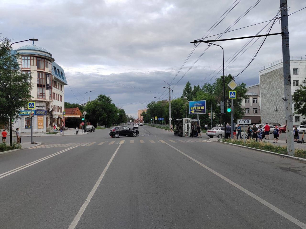 В Оренбурге автобус посреди улицы завалился на бок после ДТП 