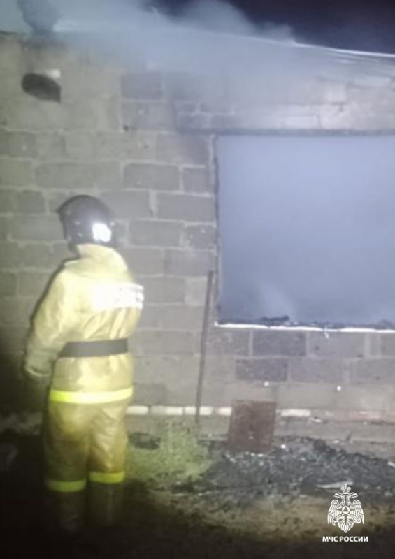 В Тоцком районе сгорел дом с двумя мужчинами (18+) 