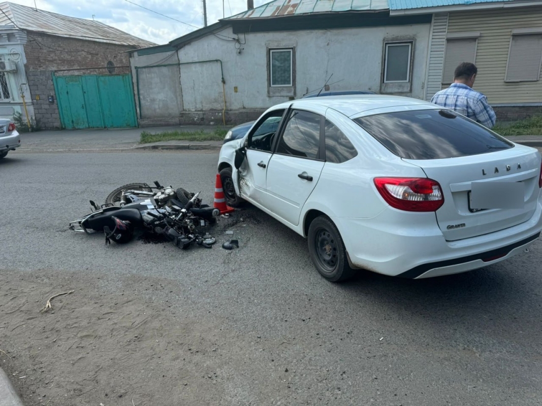 В Оренбурге мотоциклист попал под колеса автомобиля