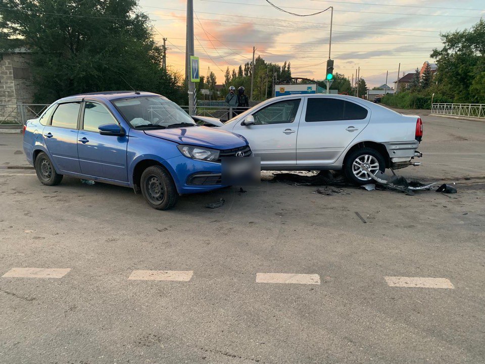 Гнал на «красный»: водитель автомобиля LADA Granta не пропустил Škoda Octavia, есть пострадавший