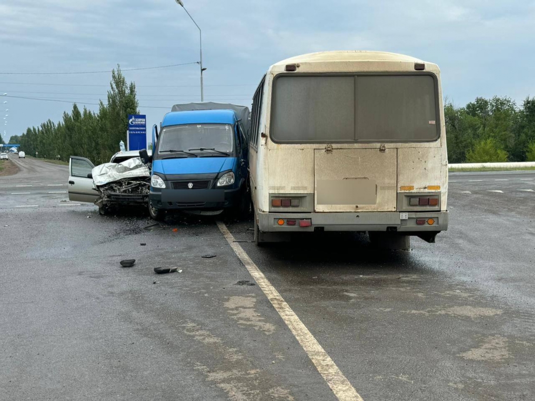 В Оренбурге ГАЗ, ПАЗ и легковушка не поделили дорогу, в больнице оказалось три человека