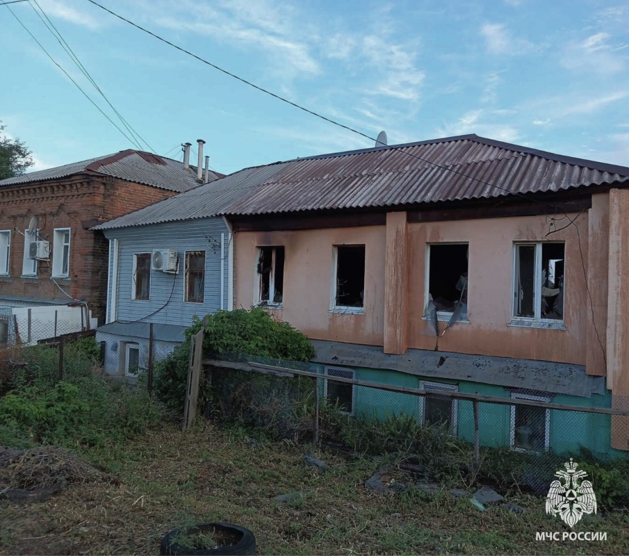 Возгорание розетки уничтожило квартиру в старом жилом фонде Оренбурга 