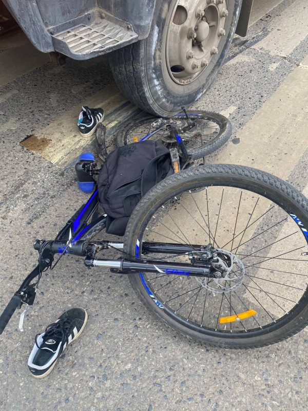В Оренбурге «КамАз» сбил ребенка на велосипеде