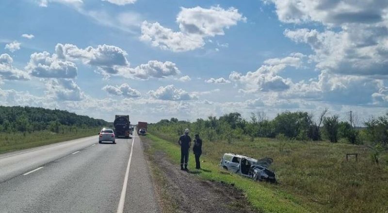 На оренбургской трассе после столкновения с фурой Ларгус улетел в кювет