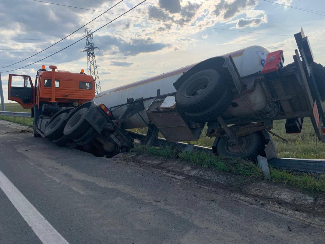 В Оренбуржье столкнулись два большегруза, произошла утечка газа