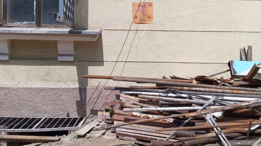 Заваленный мусором пожарный гидрант не обеспечил быстрый доступ к  воде пожарным при тушении ДК в Новотроицке 