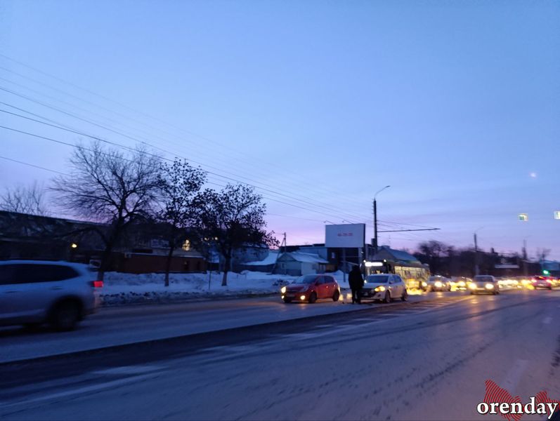 В Оренбурге на улице Терешковой 8 автомобилей стали участниками ДТП