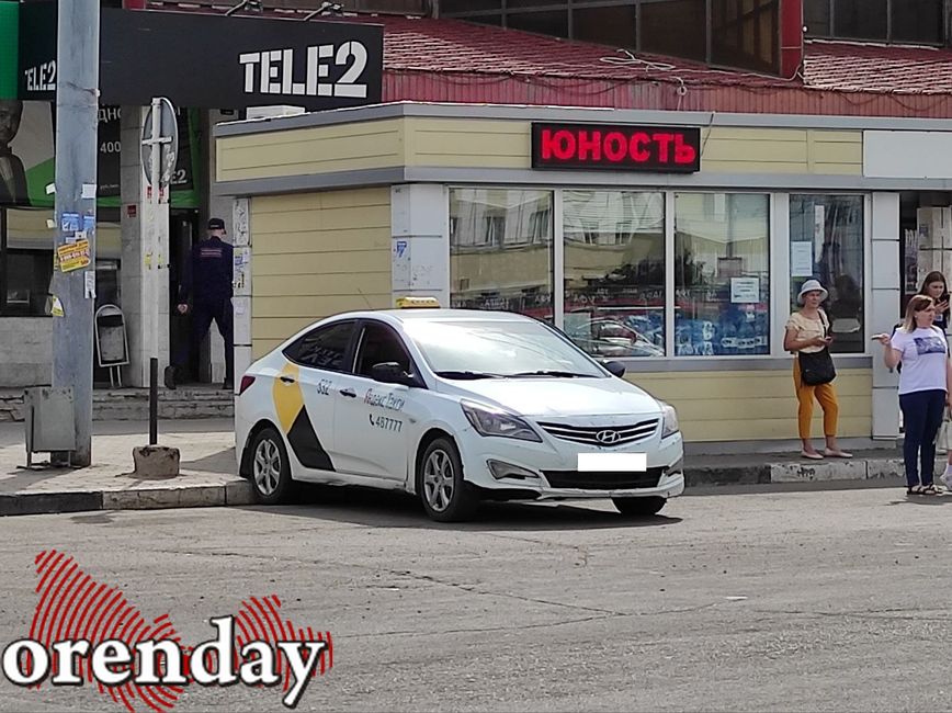 В Оренбуржье недовольные клиенты такси повредили автомобиль