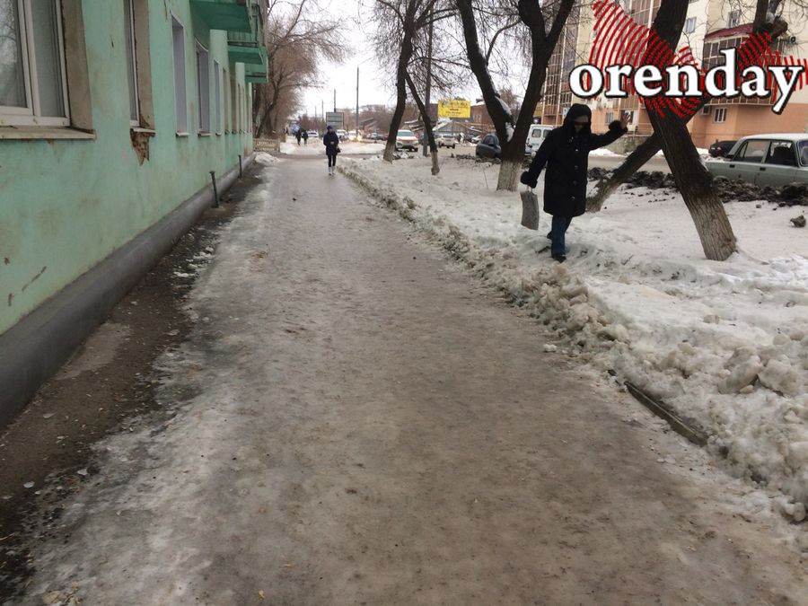Оренбурженка потеряла работу и здоровье после падения на обледенелом тротуаре 