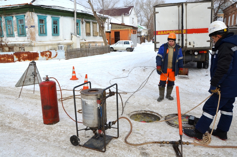 Отогрев канализации. Колонка водоразборная отогрев. Отогрев водозаборной колонки. Водопроводная колонка зимой. Замерзла водоразборная колонка.